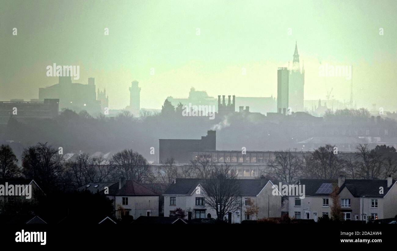 Glasgow, Scozia, Regno Unito. 9tht Novembre, 2020: Regno Unito Meteo:Misty inizio come veloce nebbia in movimento soffia sulla città. Oltre l'ubiversity di glasgow e il circo del parco. Credit: Gerard Ferry/Alamy Live News Foto Stock