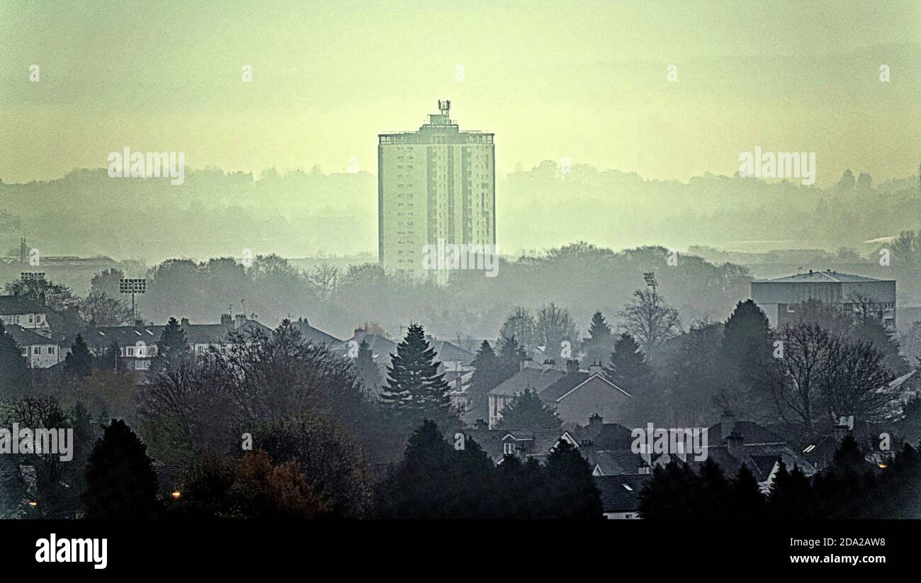 Glasgow, Scozia, Regno Unito. 9tht Novembre, 2020: Regno Unito Meteo:Misty inizio come veloce nebbia in movimento soffia sulla città. Guardando a sud della città dal West End. Credit: Gerard Ferry/Alamy Live News Foto Stock