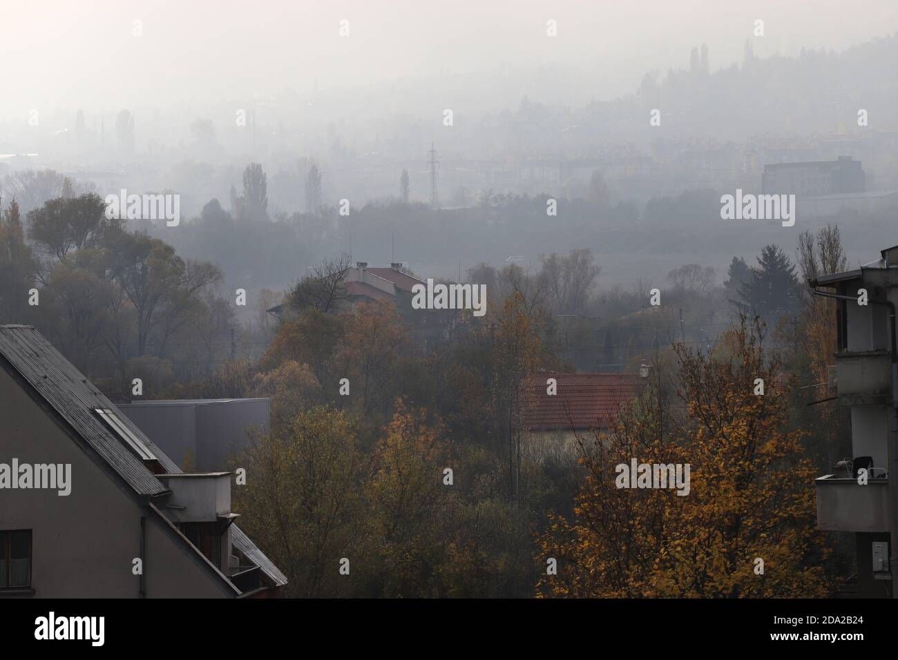 Aria con particelle fini in città e polvere PM 2.5. Maltempo da particolato fine. Inquinamento atmosferico Foto Stock