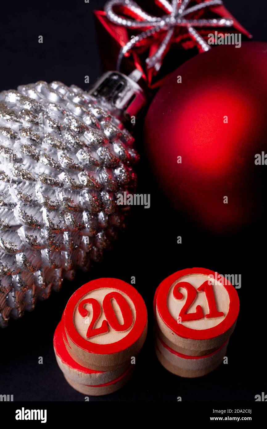 Natale o Capodanno sfondo di legno scuro - 2021 bingo numeri Foto Stock