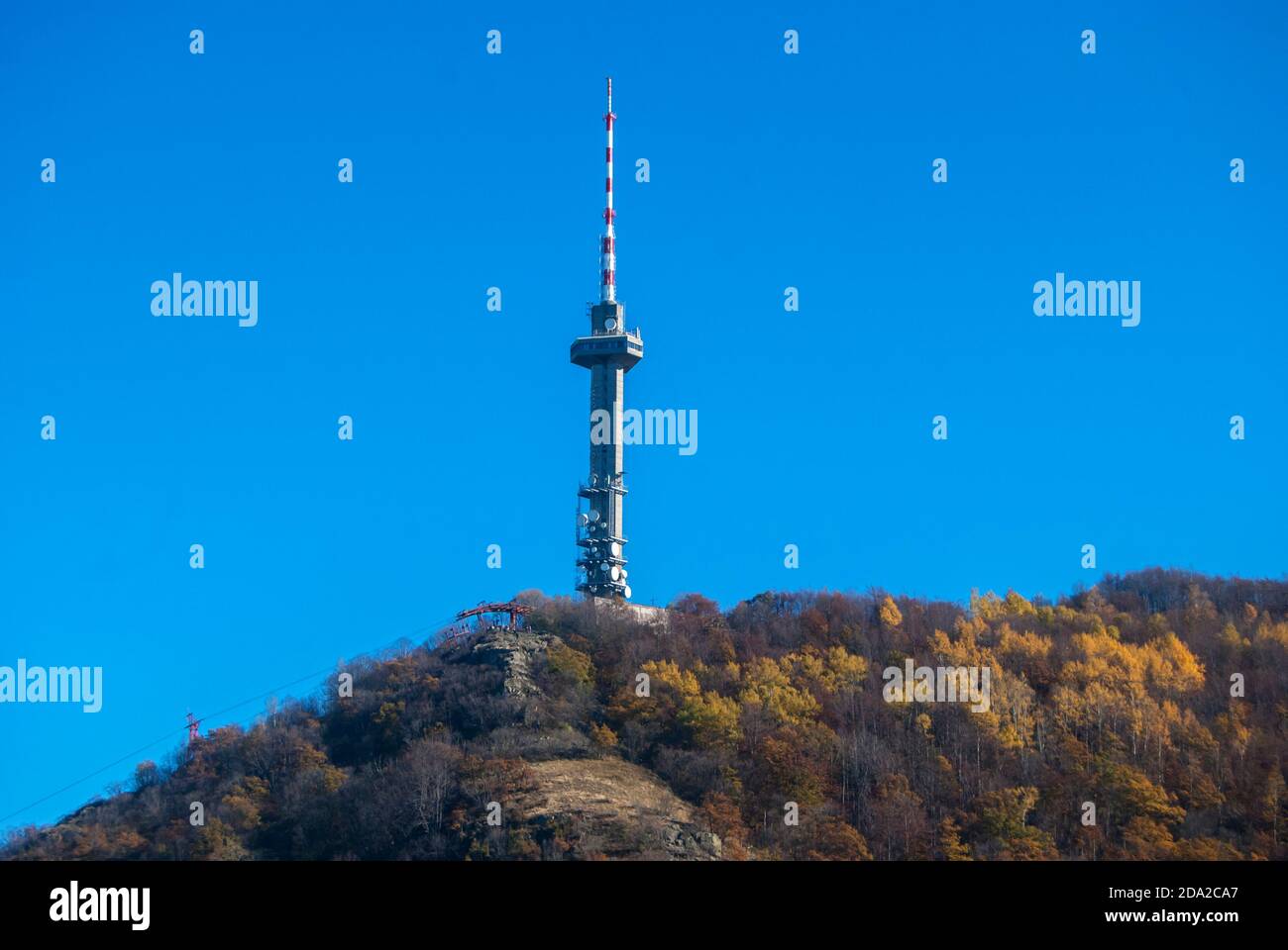 Torre televisiva sulla vetta della montagna in estate autunnale giorno Foto Stock