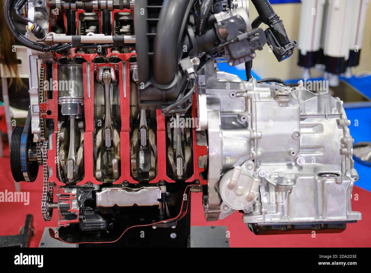 Motore a combustione interna a benzina moderno a quattro cilindri Foto Stock