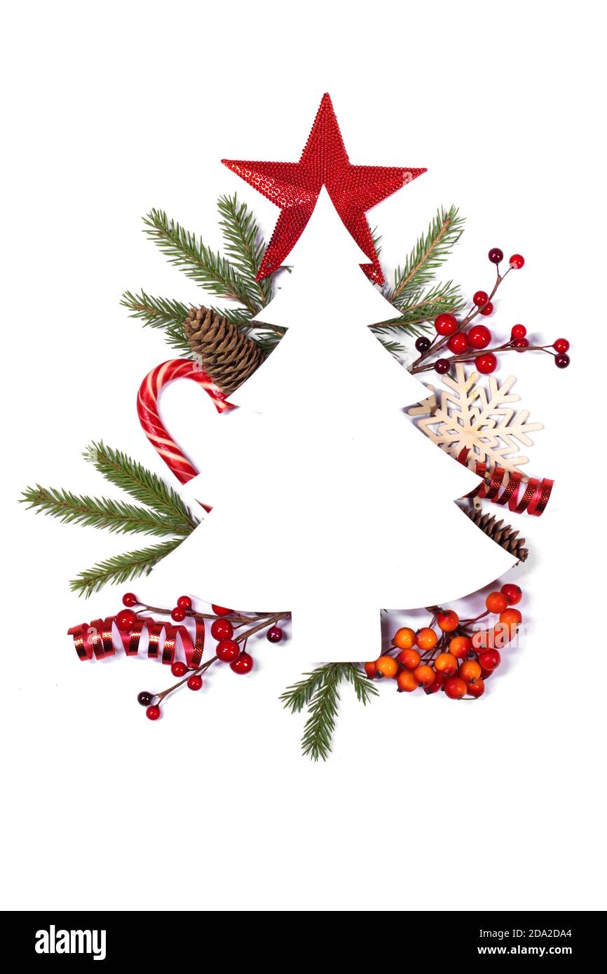 Cartolina vuota a forma di abete bianco natalizio con spazio per la copia e l'arredamento di abete ramo rami bauble coni rosso agrifoglio berry isolato su sfondo bianco Foto Stock
