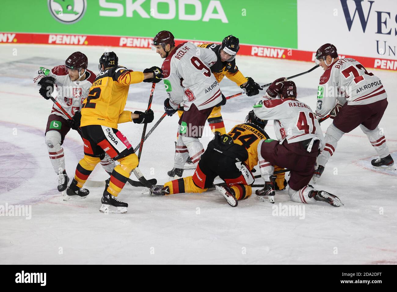 Krefeld, Germania. 9 novembre 2020. Firo: 08.11.2020 Ice Hockey National Team Germany Cup Germania - Lettonia 2: 3 NV duelli, pasticcio, simbolo immagine, più di fvºnf giocatori | utilizzo in tutto il mondo Credit: dpa/Alamy Live News Foto Stock