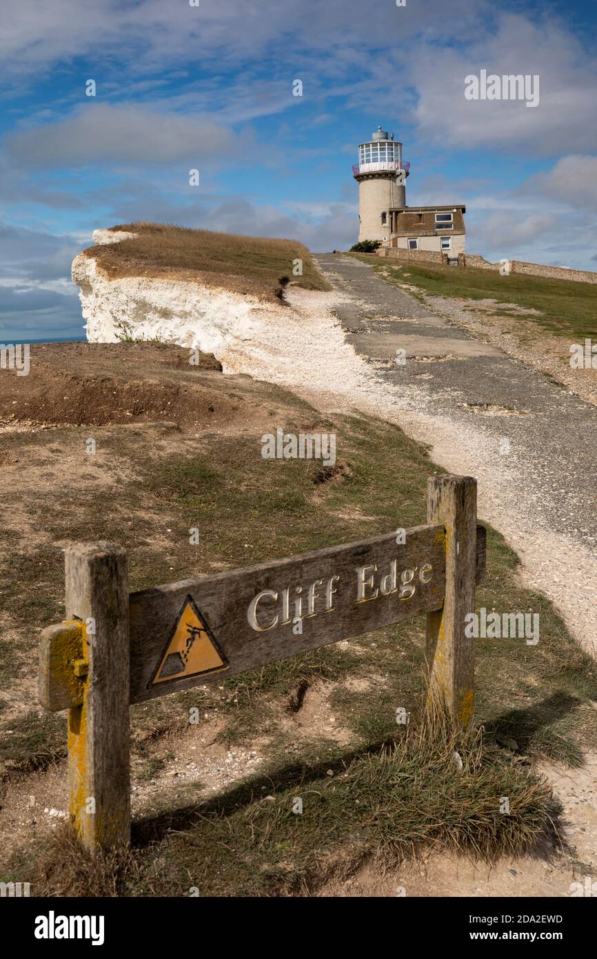 Regno Unito, Inghilterra, East Sussex, Beachy Head, cartello con la scritta Cliff Edge presso il faro di Belle Tout vicino a ruberanti scogliere di gesso sul percorso South Downs Way Foto Stock