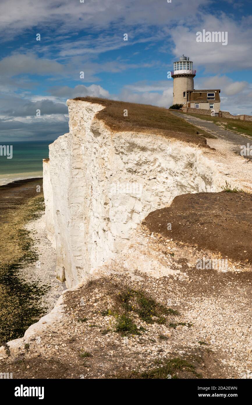 Regno Unito, Inghilterra, East Sussex, Beachy Head, faro di Belle Tout vicino a scogliere di gesso sbriciolati sul percorso South Downs Way Foto Stock