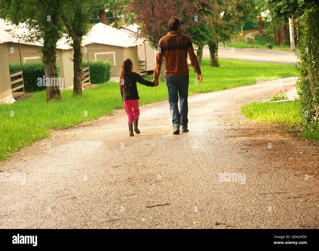 Foto di un padre e di una figlia che prendono una passeggiata visto da dietro Foto Stock