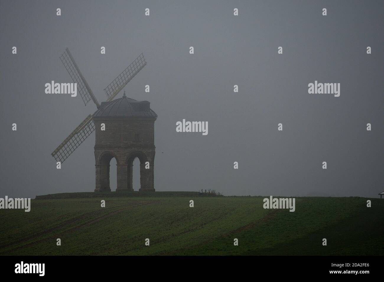 La nebbia densa circonda il mulino di Chesterton, Warwickshire. Foto Stock