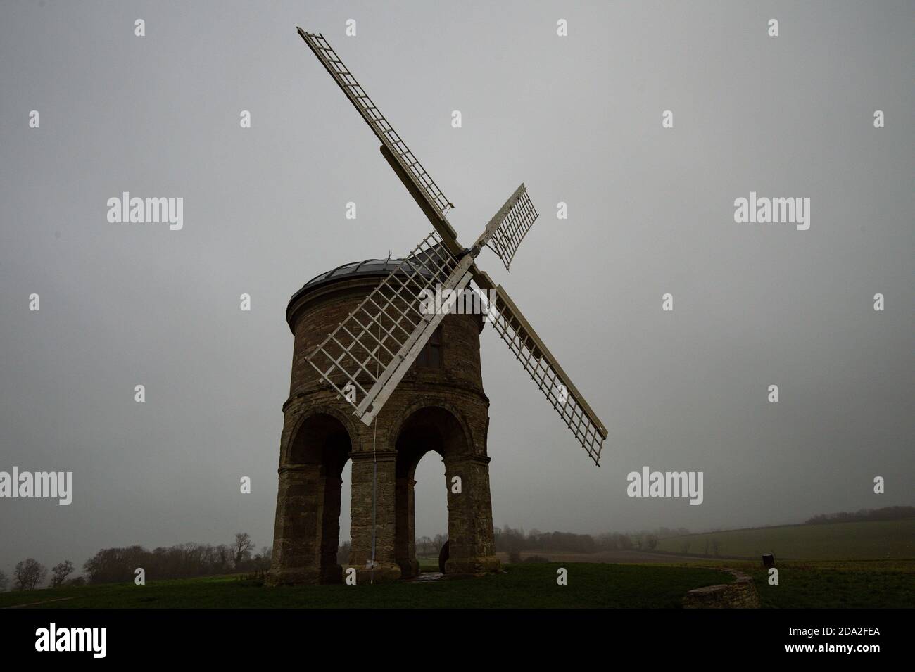 La nebbia densa circonda il mulino di Chesterton, Warwickshire. Foto Stock