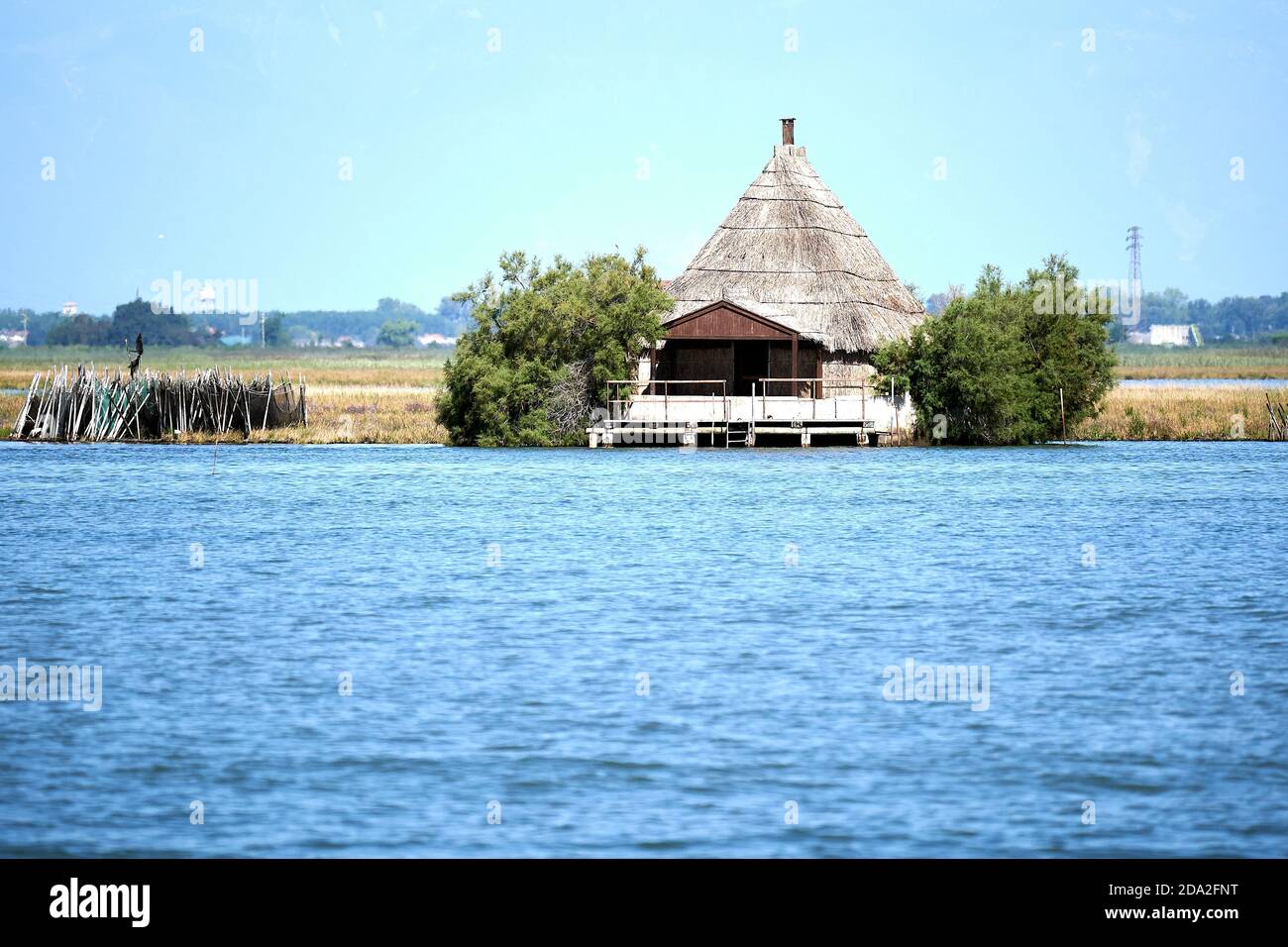 Casoni. Edifici tipici della Laguna di Marano Foto Stock