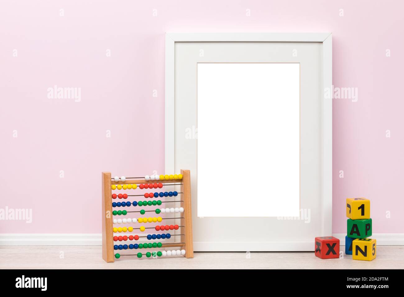 Modello mockup di sfondo con cornice verticale bianca con matte, formato 2x3, abacus giocattolo e blocchi buidling in primo piano, tutto davanti Foto Stock