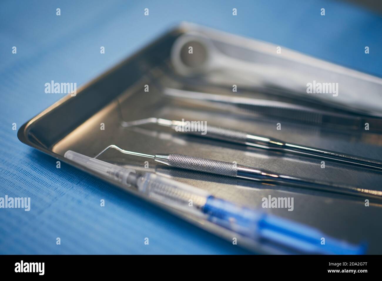 Vista ravvicinata degli utensili dentali di disposizione sul vassoio dell'ufficio odontoiatrico. Foto Stock