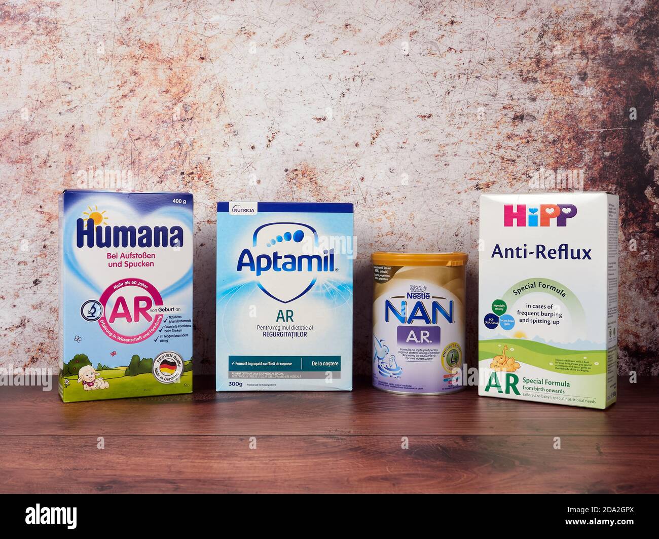 Bucarest, Romania - Luglio 26 2020: Varie marche di latte per neonati  anti-reflusso vendute in Romania. Speciale formula di latte AR addensato  per il sollievo dello stomaco Foto stock - Alamy