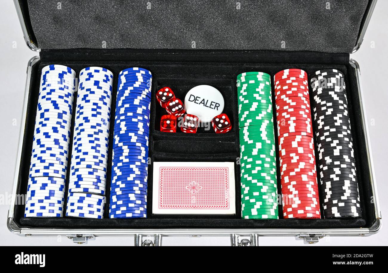 poker e gioco d'azzardo insieme con dadi e marcatori Foto Stock