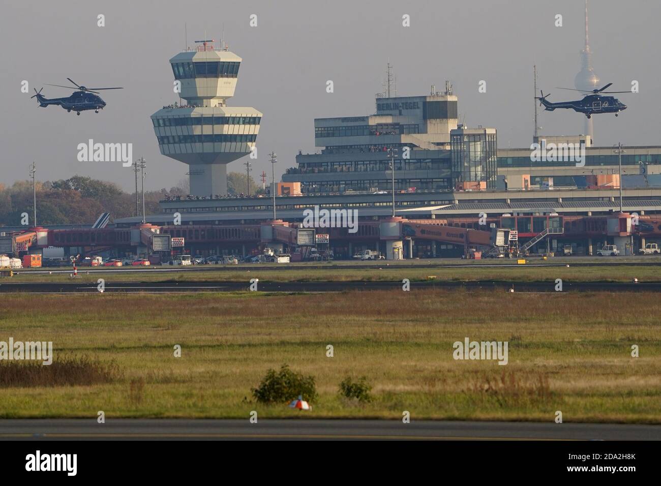 Berlino, Germania. 8 novembre 2020. Gli elicotteri della polizia e della polizia federale salpano all'ultimo aereo dall'aeroporto di Tegel con un volo di formazione. Credit: Jörg Carstensen/dpa/Alamy Live News Foto Stock