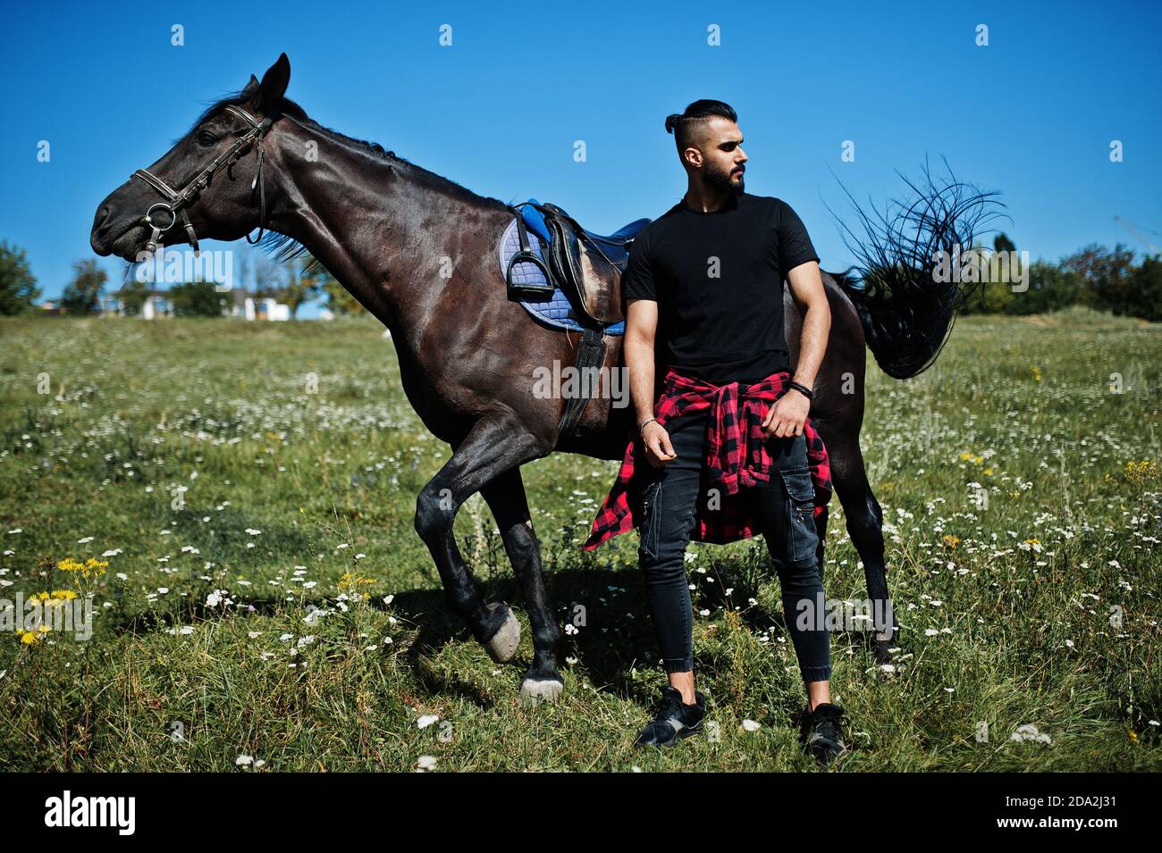 Barba alta araba indossata in nero con cavallo arabo. Foto Stock