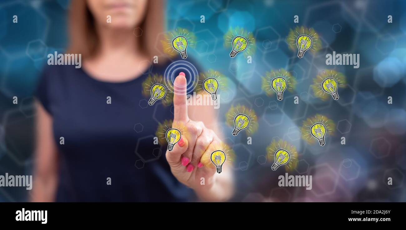 Donna che tocca le lampadine su un touch screen con lei dito Foto Stock