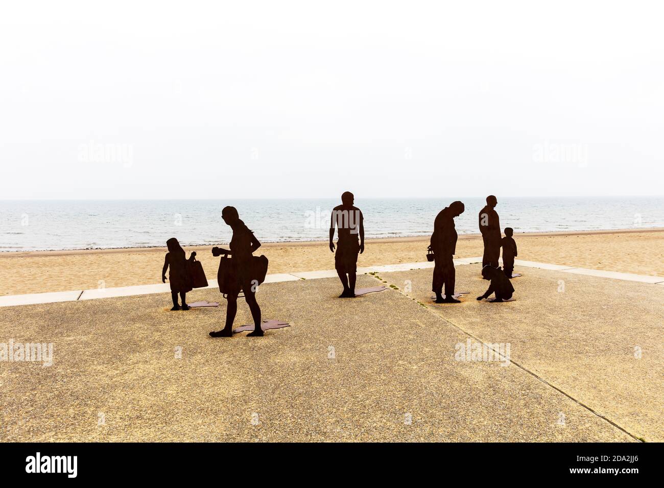 Sculture di silhouette in acciaio, Colwyn Bay, colwyn Bay sulla spiaggia sculture, sulla spiaggia 'scultura di Freshwest sulla passeggiata a Colwyn Bay Foto Stock