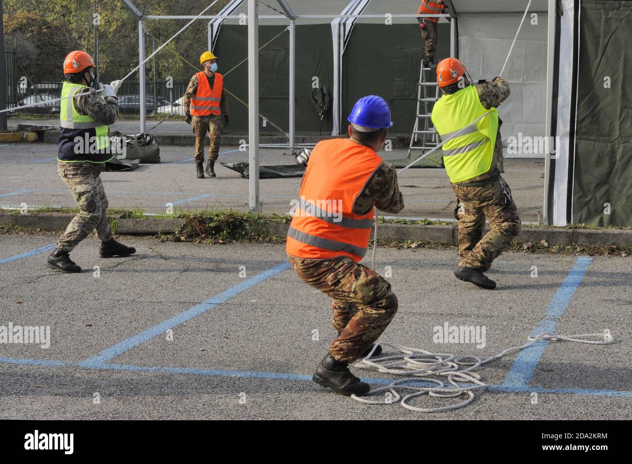 Milano, novembre 2020, Esercito Italiano, le unità del NRDC (corpo dei Rapid Deployable della NATO) montano una struttura di trogolo per la raccolta di tamponi per la diagnosi del virus Covid-19 in un parcheggio sotterraneo. Foto Stock