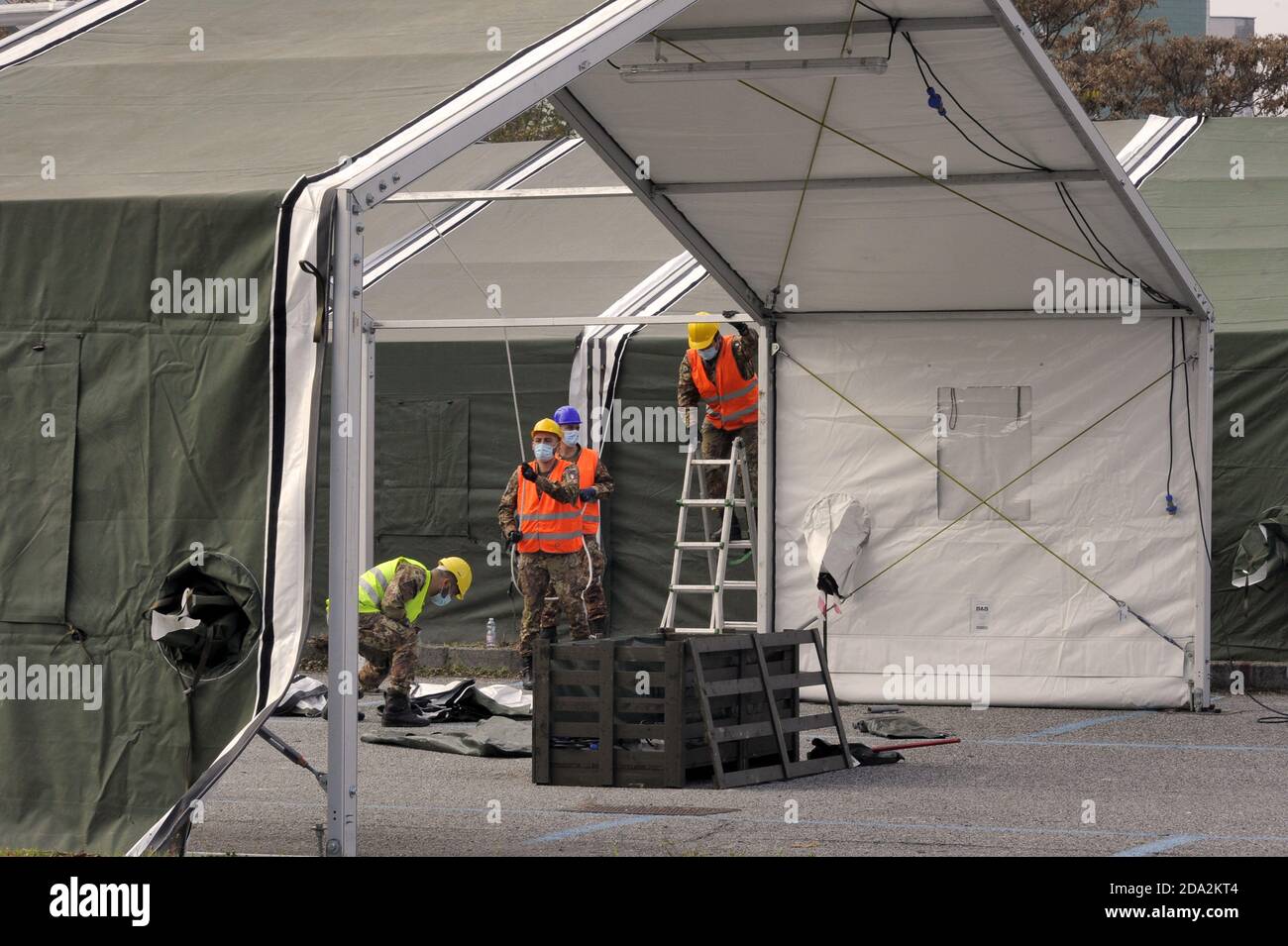 Milano, novembre 2020, Esercito Italiano, le unità del NRDC (corpo dei Rapid Deployable della NATO) montano una struttura di trogolo per la raccolta di tamponi per la diagnosi del virus Covid-19 in un parcheggio sotterraneo. Foto Stock