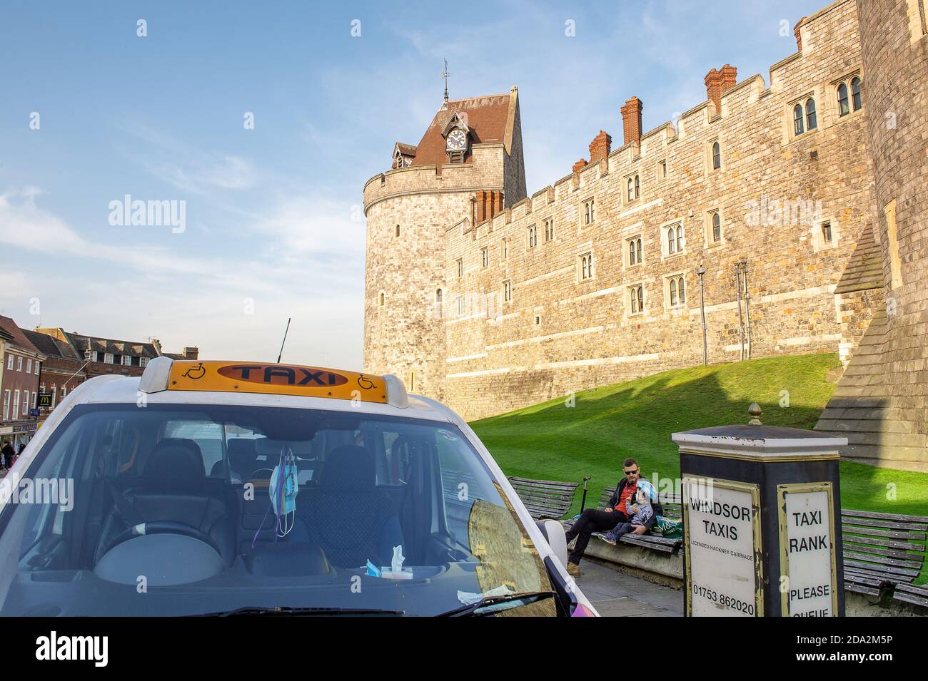 Windsor, Berkshire, Regno Unito. 7 Novembre 2020. All'esterno del Castello di Windsor c'è una coda di taxi con pochissimi passeggeri in questi giorni. Windsor era oggi molto più affollato il terzo giorno del nuovo blocco di Coronavirus Covid-19. Molti più negozi e caffè erano aperti che durante il primo blocco. Credito: Maureen McLean/Alamy Foto Stock