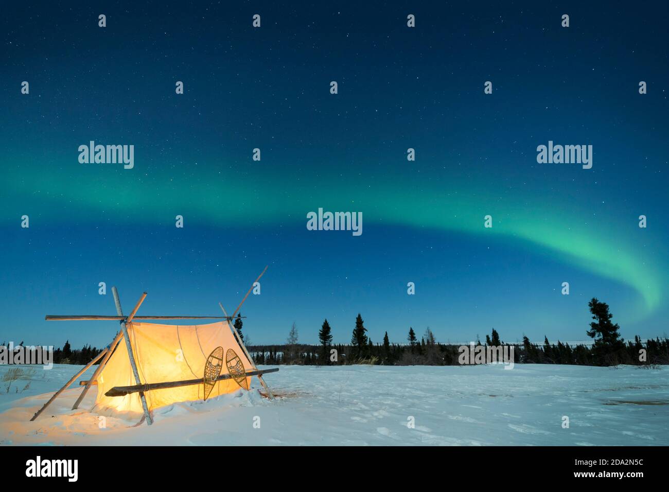 Tenda a trapezio con racchette da neve e nightsky con Aurora borealis, aurora boreale, Parco Nazionale di Wapusk, Manitoba, Canada Foto Stock