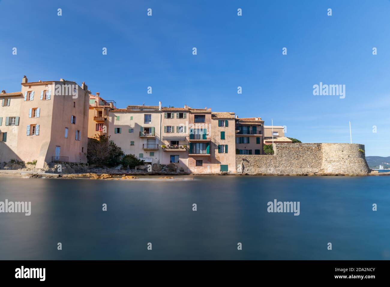 Saint-Tropez, Var, Francia - il lungomare vicino a la Ponche (esposizione lunga) Foto Stock
