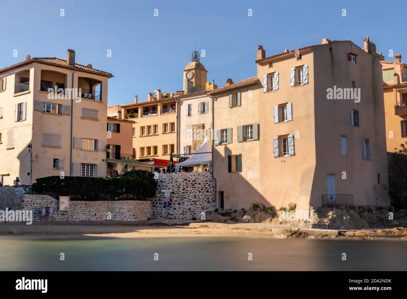 Saint-Tropez, Var, Francia - il lungomare vicino a la Ponche (esposizione lunga) Foto Stock