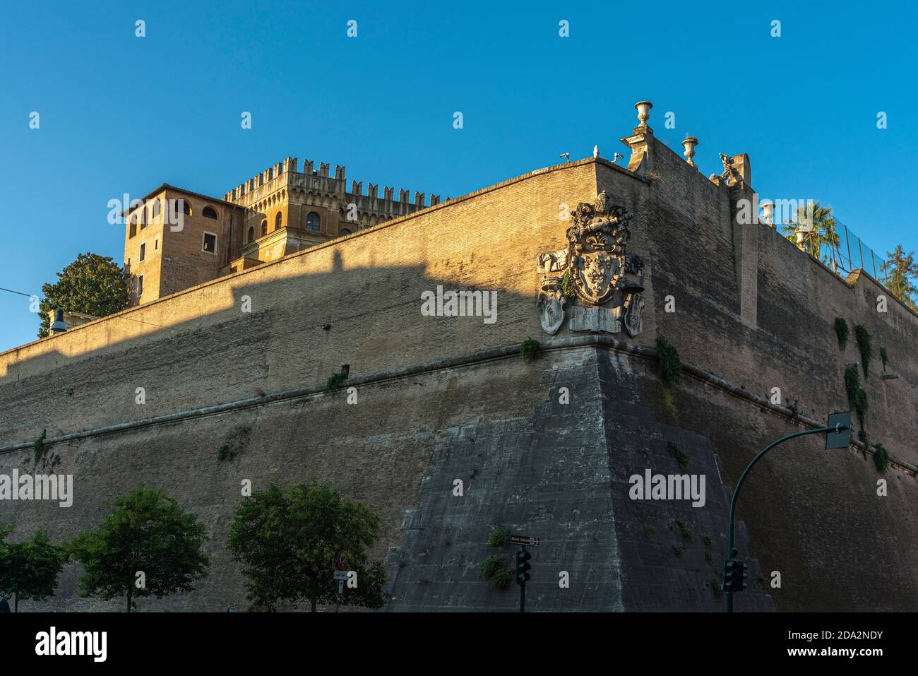 Le Mura Vaticane che circondano lo stato della Città del Vaticano. Città del Vaticano, Roma, Lazio, Italia, Europa Foto Stock