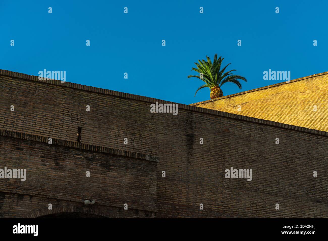 Le Mura Vaticane che circondano lo stato della Città del Vaticano. Città del Vaticano, Roma, Lazio, Italia, Europa Foto Stock