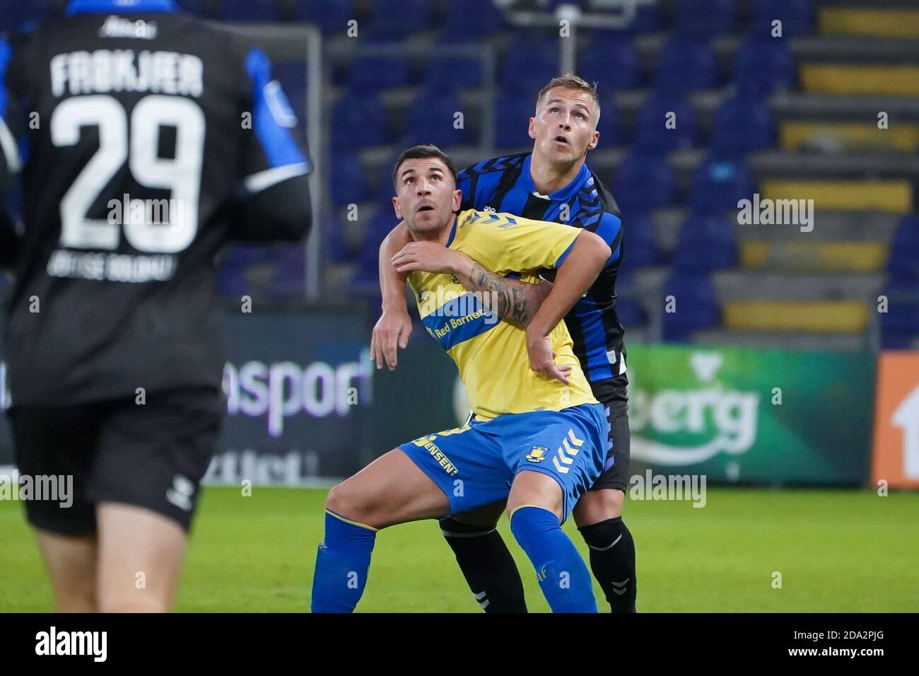 Brondby, Danimarca. 8 novembre 2020. Andrija Pavlovic (9) di Broendby e Marco Lund (24) di OB SE visto durante la partita 3F Superliga tra Broendby IF e Odense Boldklub al Brondby Stadium. (Foto: Gonzales Photo - Kent Rasmussen). Foto Stock