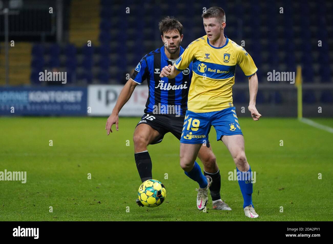 Brondby, Danimarca. 8 novembre 2020. Morten Frendrup (19) di Broendby IF e Jorgen Skjelvik (16) di OB visto durante la partita 3F Superliga tra Broendby IF e Odense Boldklub al Brondby Stadium. (Foto: Gonzales Photo - Kent Rasmussen). Foto Stock