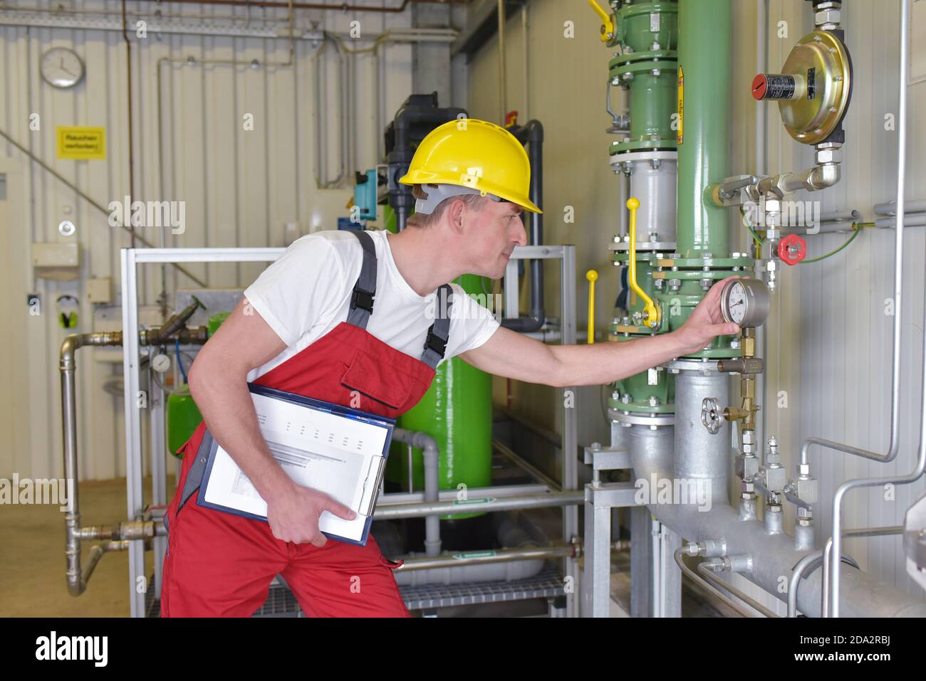 Riparazione meccanica e controllare un impianto industriale in un moderno stabilimento Foto Stock