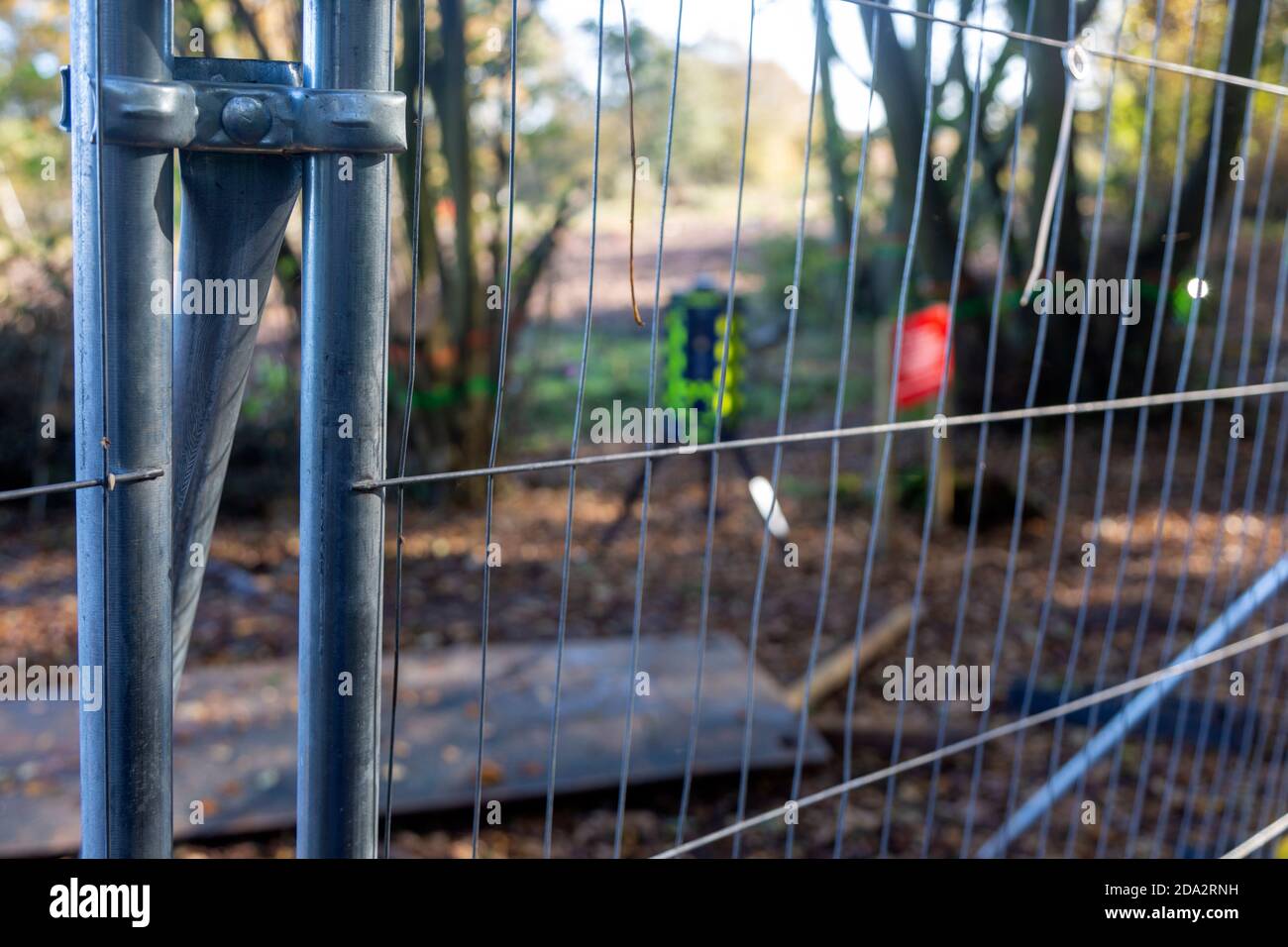 Cantiere HS2 Crackley Woods, Kenilworth, Warwickshire, Inghilterra, Regno Unito, novembre 2020 primo piano della recinzione di sicurezza Foto Stock