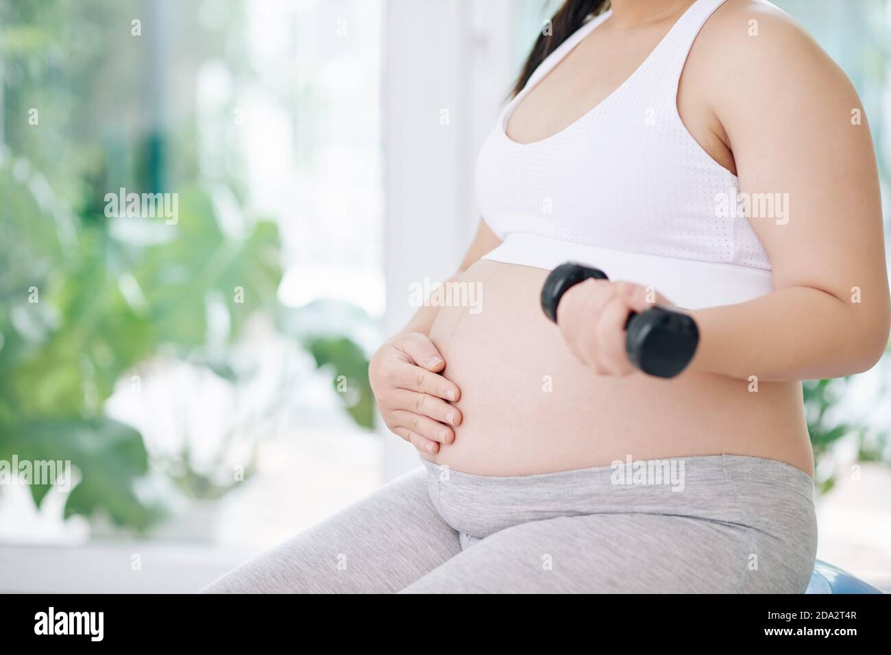 Donna incinta esercizio Foto Stock