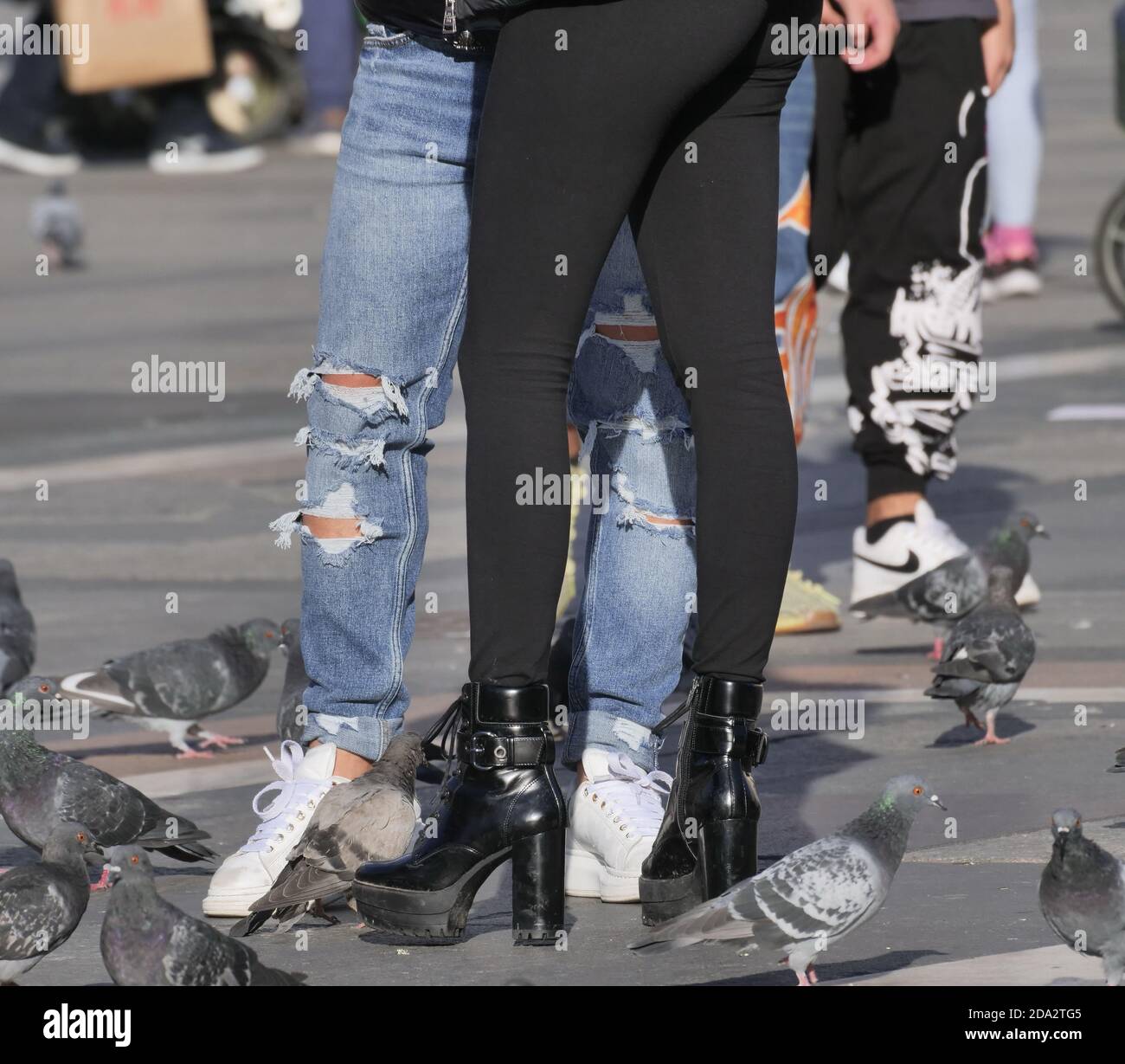 Ragazza in leggins e tacchi alti in piazza Duomo, Milano, Lombardia, Italia  Foto stock - Alamy