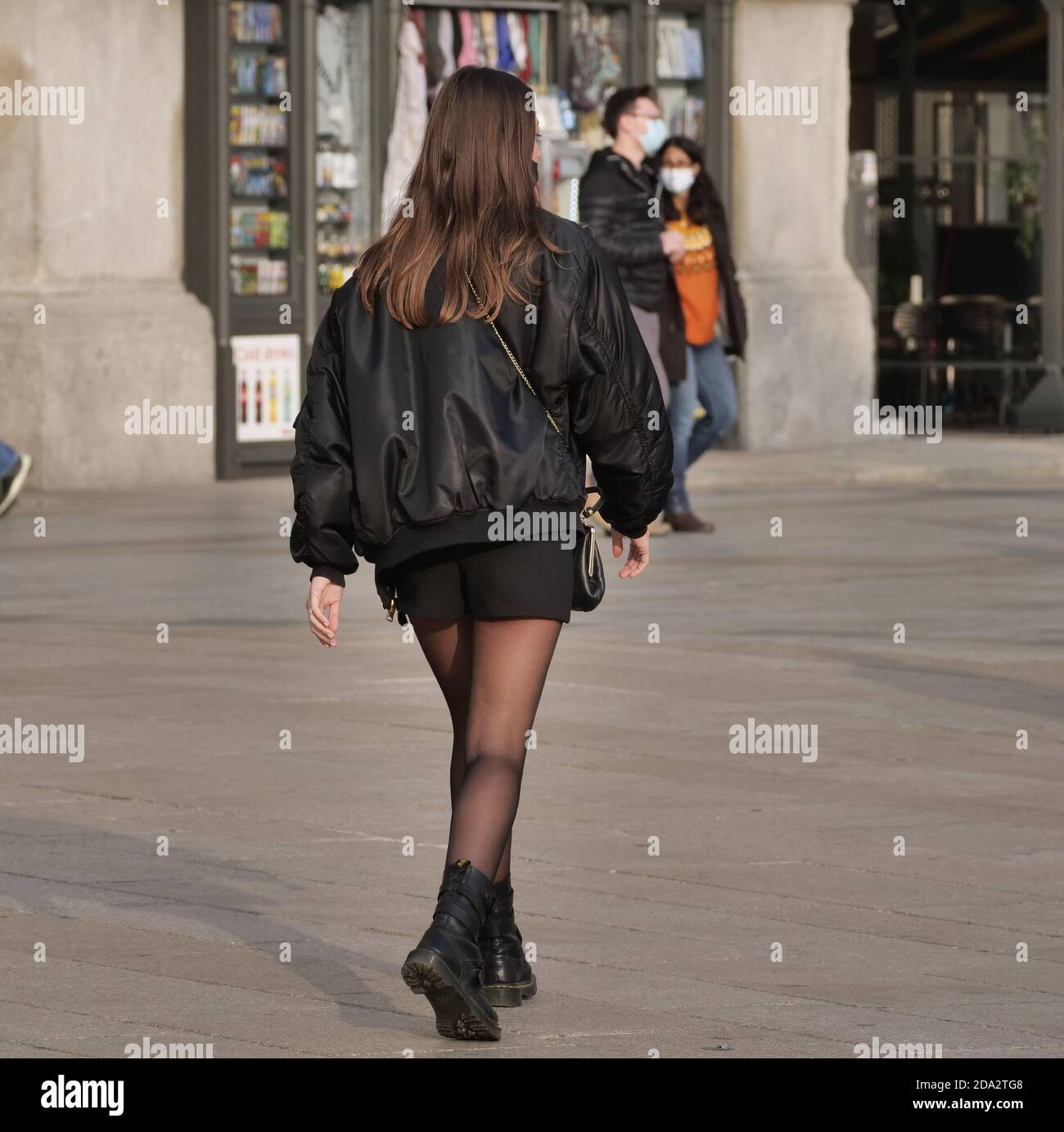 Donna in minigonna e collant neri immagini e fotografie stock ad alta  risoluzione - Alamy
