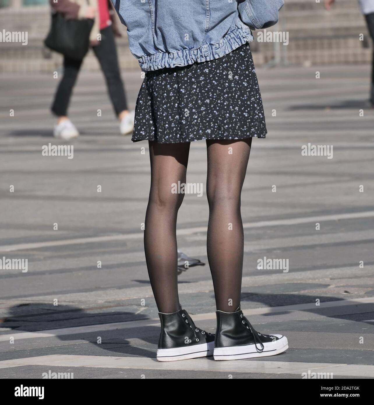 Donna in minigonna e collant neri immagini e fotografie stock ad alta  risoluzione - Alamy