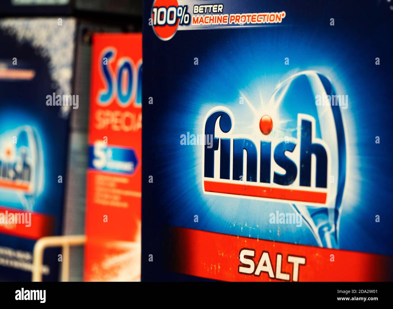 Finire il sale della lavastoviglie visto esposto sullo scaffale del negozio  a Kiev Foto stock - Alamy