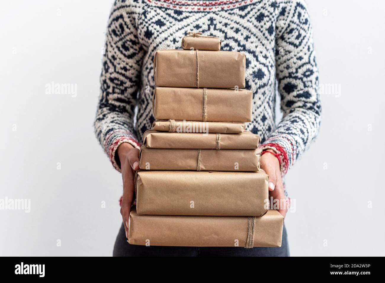 Donna che tiene regali di Natale nelle sue mani Foto Stock
