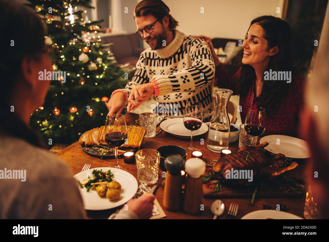 Famiglia europea che cena di natale insieme. La famiglia festeggia il natale insieme a casa. Foto Stock
