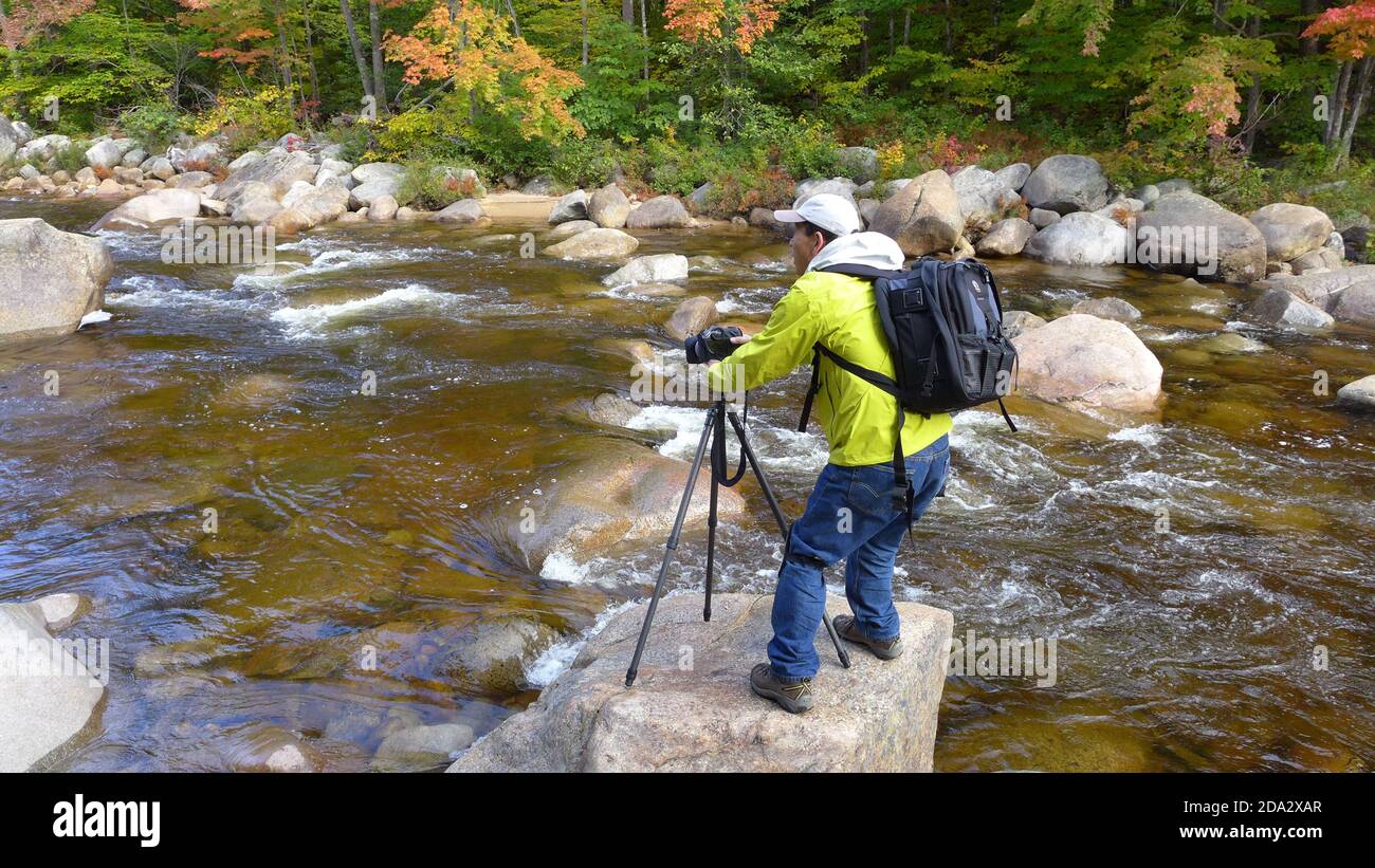 Il turista cinese scatta le foto in un fiume, gli Stati Uniti, Neuengland Foto Stock
