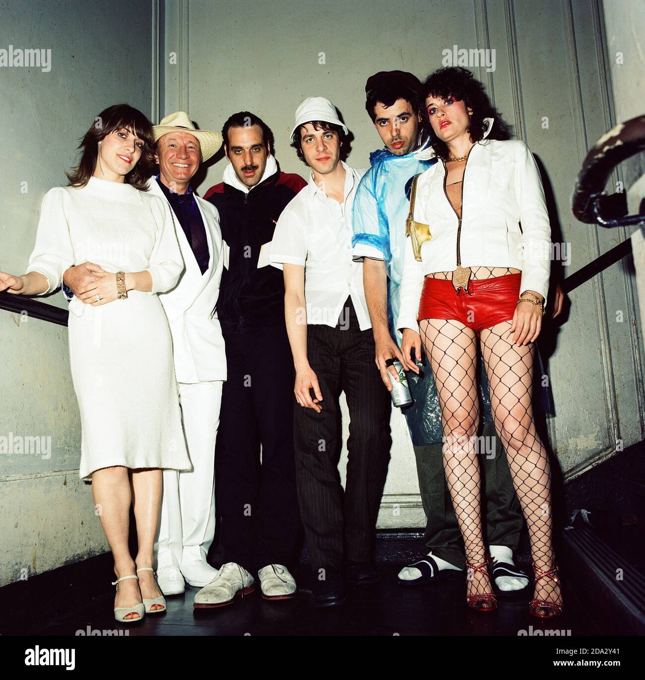 Chilly Gonzales Pre-Titement show backstage photo festuring Feist, Louie Austen, Chilly Gonzales, Taylor Savvy, Mocky e Peaches. 27 aprile 2003, Astoria 2, Londra, Inghilterra, Regno Unito. Foto Stock