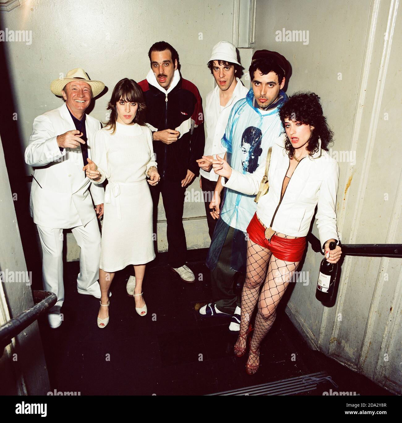 Chilly Gonzales Pre-Titement show backstage photo festuring Feist, Louie Austen, Chilly Gonzales, Taylor Savvy, Mocky e Peaches. 27 aprile 2003, Astoria 2, Londra, Inghilterra, Regno Unito. Foto Stock