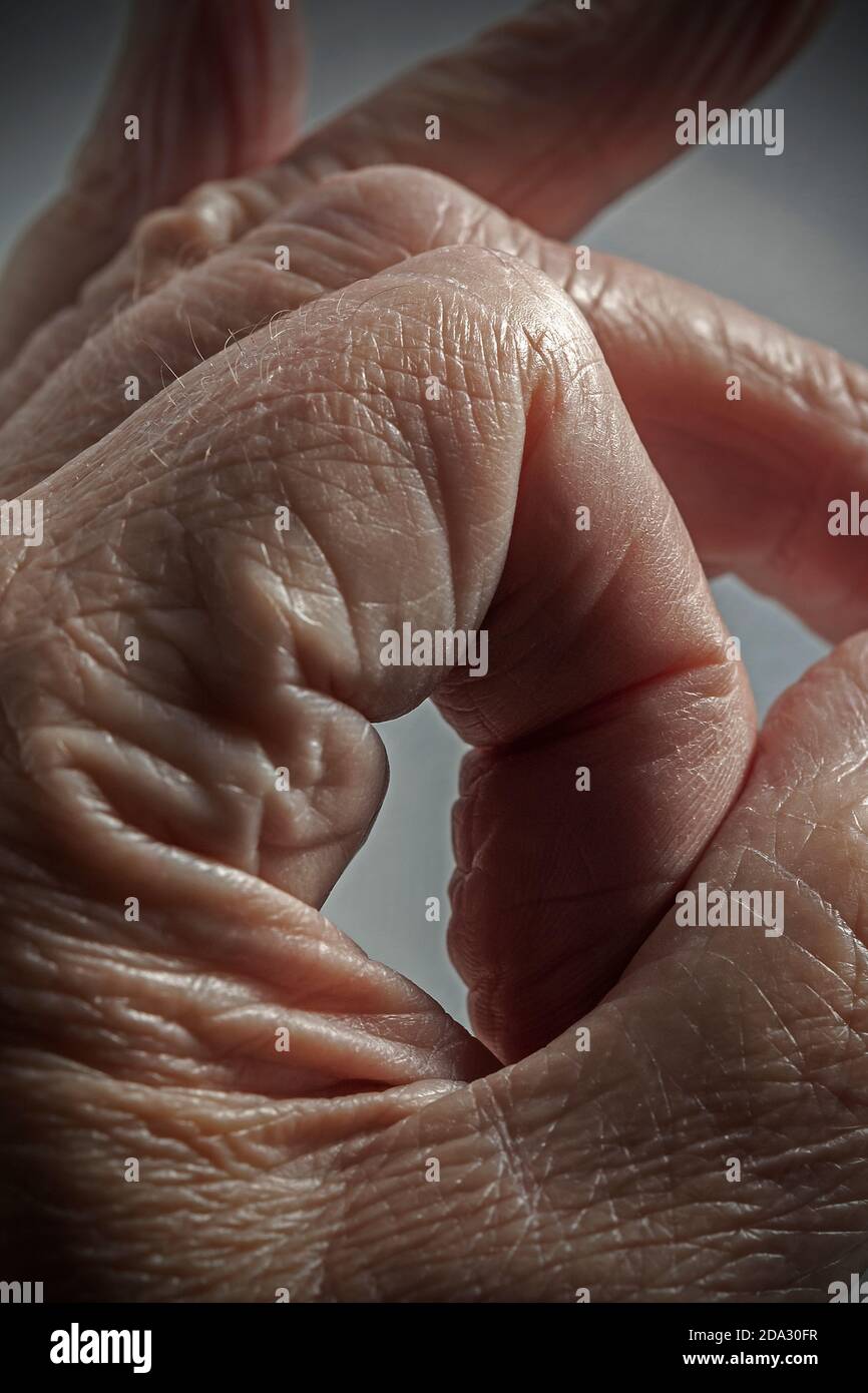 La pelle piega la mano umana da vicino Foto Stock