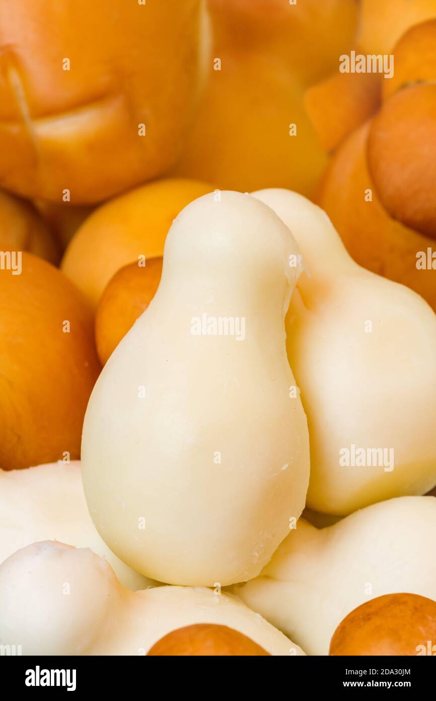 Formaggio siciliano tradizionale chiamato Provola sul mercato agricolo in Sicilia Foto Stock