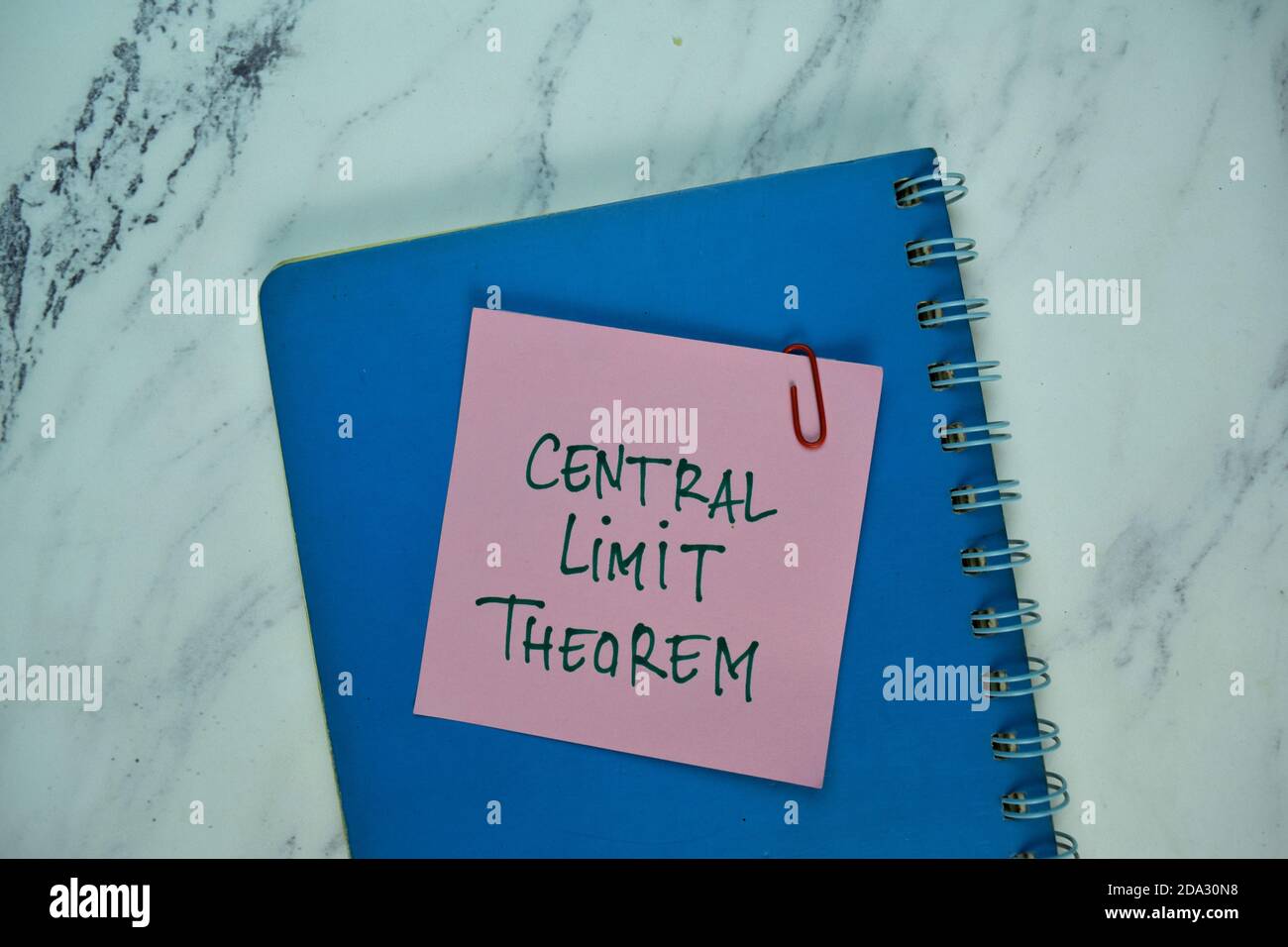 Central Limit Theorem scrivere su nota appiccicosa isolata su tavolo di legno. Foto Stock