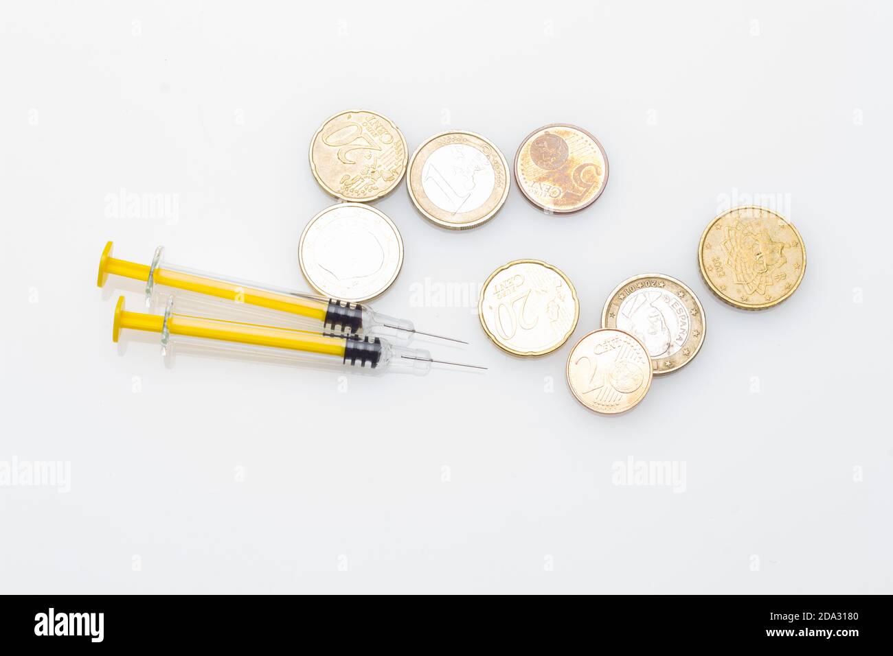 Quanto costa la medicina, i vaccini, la salute in generale. Costo reale della medicina in euro o in dollari o in yen. Ricerca in vaccini e medicina Foto Stock