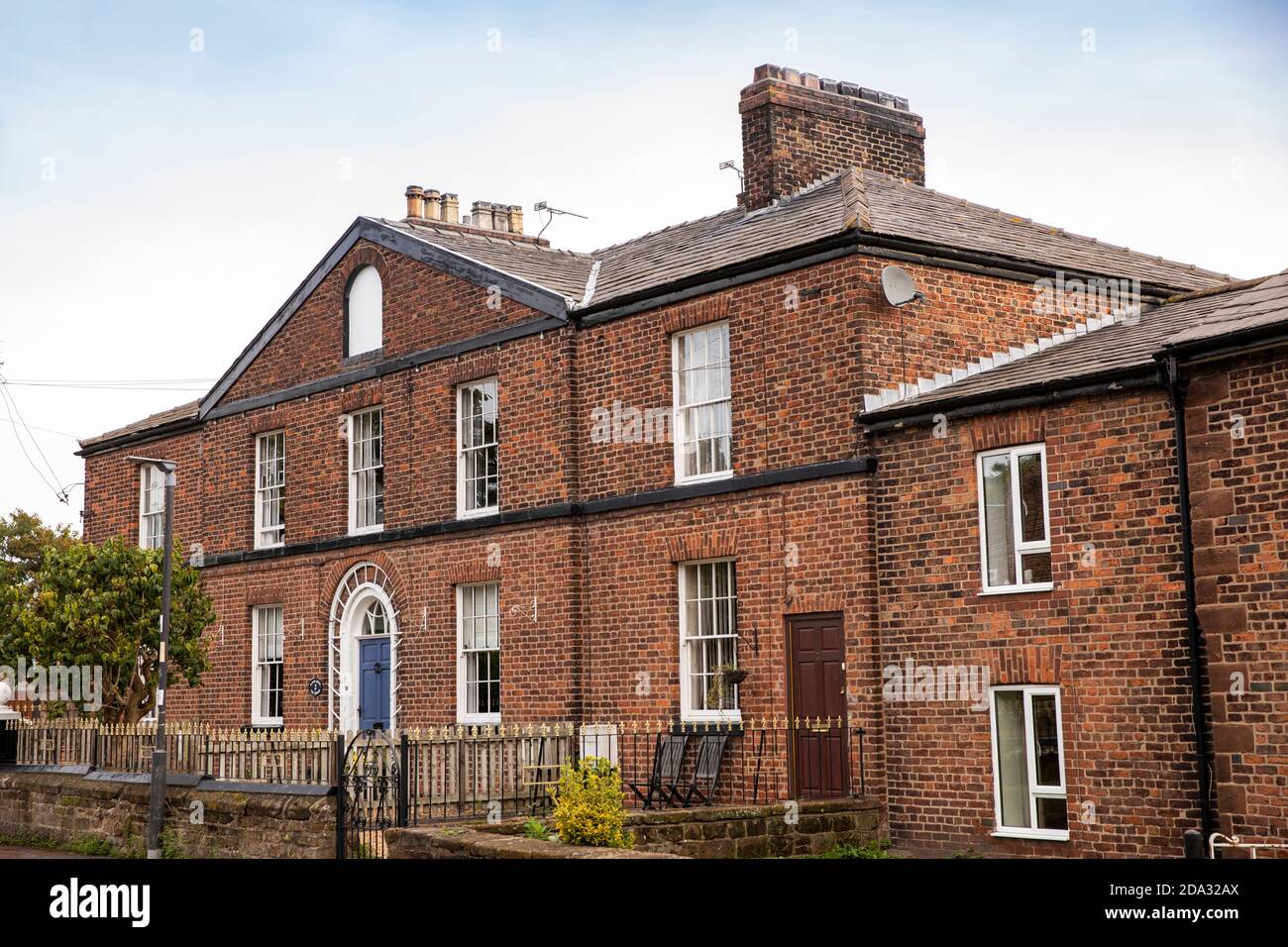 Regno Unito, Inghilterra, Cheshire, Ince, The Square, edificio georgiano costruito come Ferry Passenger Hotel, ora case private Foto Stock