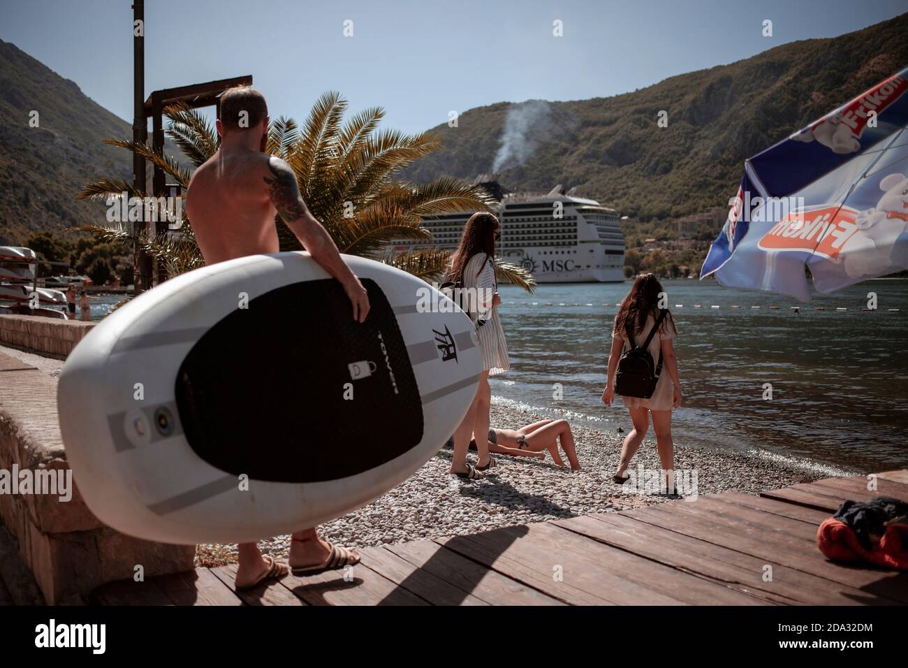 Dobrota, Montenegro, 21 settembre 2019: Giovani che arrivano in spiaggia Foto Stock